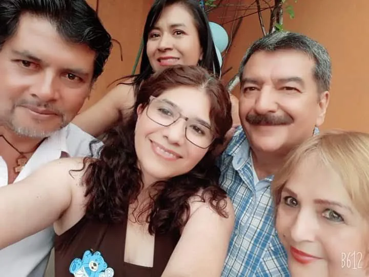 Selfie de una familia reunida al aire libre.