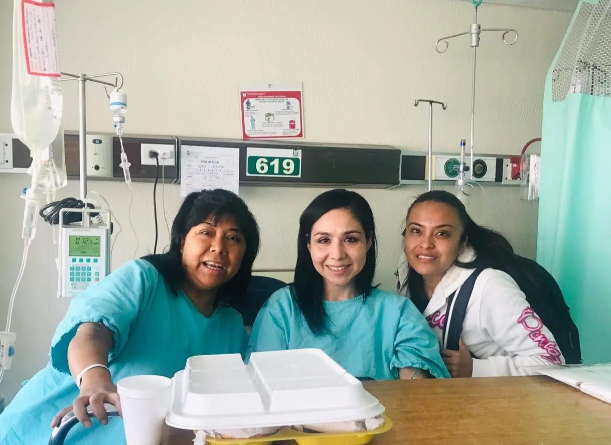 Tres integrantes de la fundación acompañándose durante un tratamiento en el hospital.